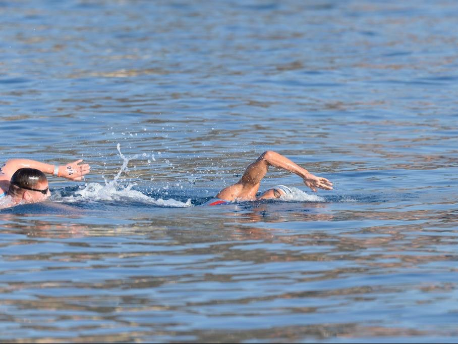 Eduard Mannanov in the lead during the thrilling open water race at Travesia a Nado Port de Barcelona, showcasing skill and determination